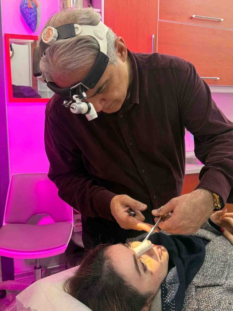 دکتر بابک حاجی&zwnj;براتی در حین مشاوره تخصصی جراحی بینی